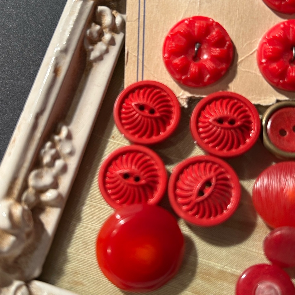 Lot of Vintage Red Buttons - Picture 5 of 8